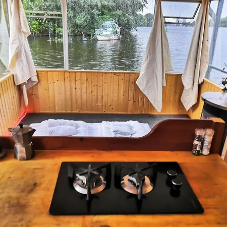 Mitten Im Wasser - Romantische Erholung In *