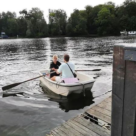 Botel Mitten Im Wasser - Romantische Erholung In Berlin *