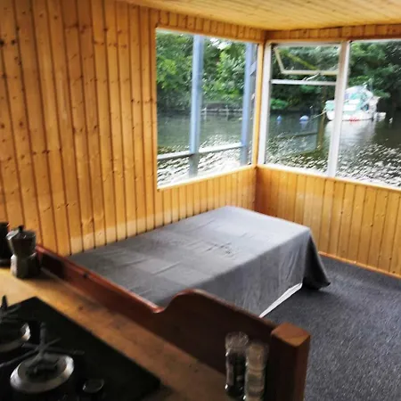 Botel Mitten Im Wasser - Romantische Erholung In Berlin *