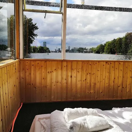 Botel Mitten Im Wasser - Romantische Erholung In Berlin