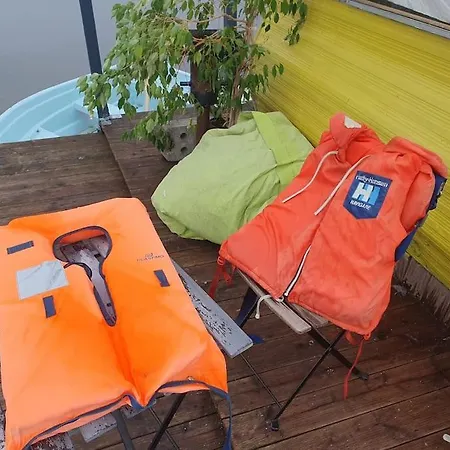 Botel Mitten Im Wasser - Romantische Erholung In Berlin *