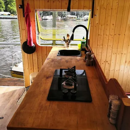 Botel Mitten Im Wasser - Romantische Erholung In Berlin