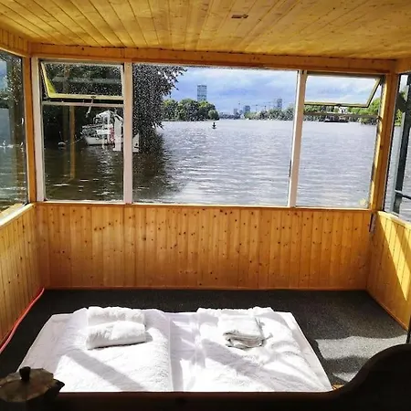 Mitten Im Wasser - Romantische Erholung In Berlin Botel
