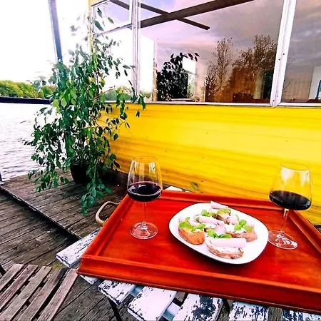 Botel Mitten Im Wasser - Romantische Erholung In Berlin *