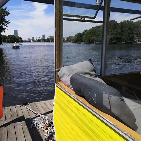 Mitten Im Wasser - Romantische Erholung In Berlin Botel *