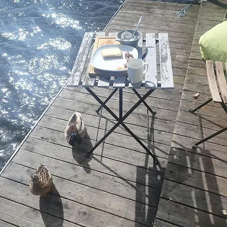 Botel Mitten Im Wasser - Romantische Erholung In Berlin