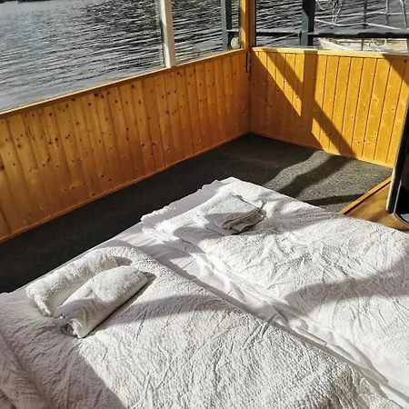 Mitten Im Wasser - Romantische Erholung In Berlin Botel
