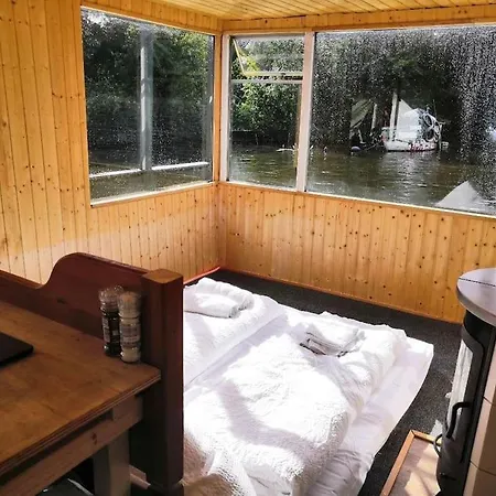 Botel Mitten Im Wasser - Romantische Erholung In Berlin *