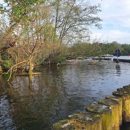 Traum Am Wasser - Romantische Erholung In Botel Berlin