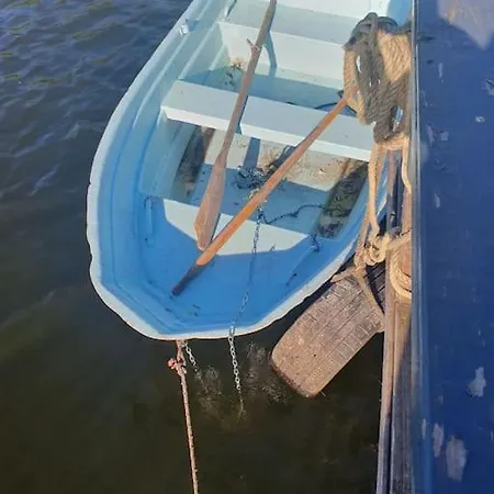 Botel Mitten Im Wasser - Romantische Erholung In Berlin